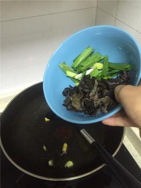 锅里倒入橄榄油，加热，加入葱姜蒜爆香，倒入黑木耳，翻炒1-2分钟，再加入少量盐