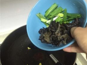 锅里倒入橄榄油，加热，加入葱姜蒜爆香，倒入黑木耳，翻炒1-2分钟，再加入少量盐