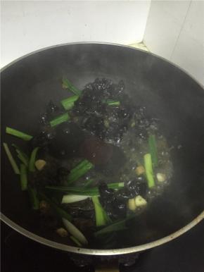 倒入蒜苗,翻炒2-3分钟，再加入少量水、少量盐，料酒，翻炒均匀