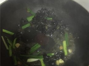 倒入蒜苗,翻炒2-3分钟，再加入少量水、少量盐，料酒，翻炒均匀