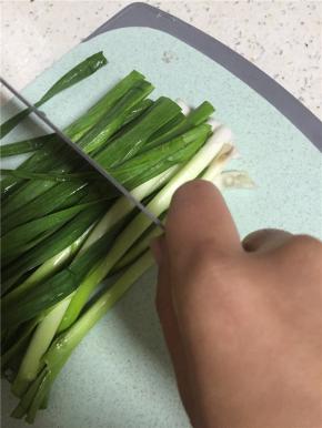 准备蒜苗，洗干净，切段