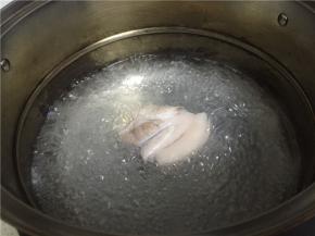 将五花肉洗干净，用水煮沸2-3分钟