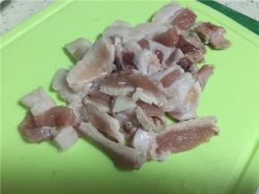 将五花肉捞出，切片，每片都有肥瘦