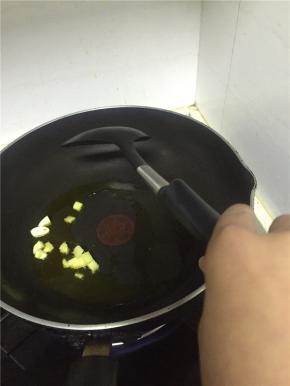 锅里倒入橄榄油，加热，加入葱姜蒜爆香