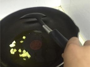 锅里倒入橄榄油，加热，加入葱姜蒜爆香