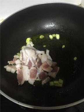 倒入五花肉，翻炒1-2分钟，再加入少量盐