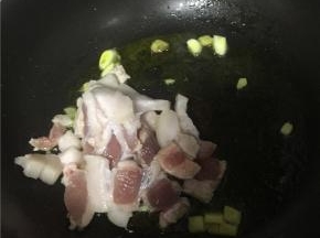 倒入五花肉，翻炒1-2分钟，再加入少量盐