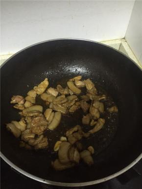 待变色后，加入适量的料酒、鲜酱油翻炒3-5分钟