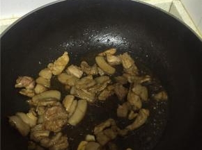 待变色后，加入适量的料酒、鲜酱油翻炒3-5分钟