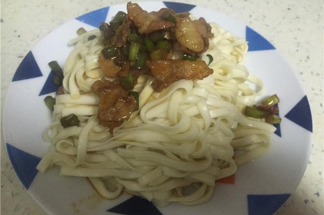 蒜台肉丁拌面