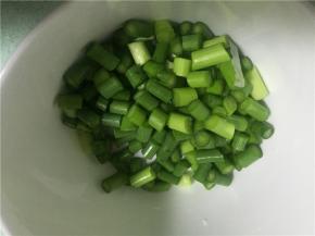 准备蒜苔，洗干净，切丁