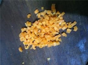 胡萝卜切小块。