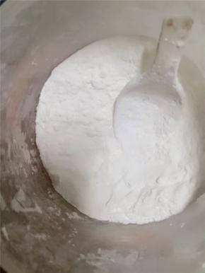 淀粉加水成淀粉水（这里为浓稠度，可根据个人喜好）