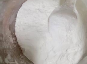 淀粉加水成淀粉水（这里为浓稠度，可根据个人喜好）