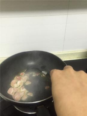 锅里倒入橄榄油，加热，放入葱姜蒜爆香，加入猪肉片翻炒2-3分钟，至变色