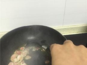 锅里倒入橄榄油，加热，放入葱姜蒜爆香，加入猪肉片翻炒2-3分钟，至变色