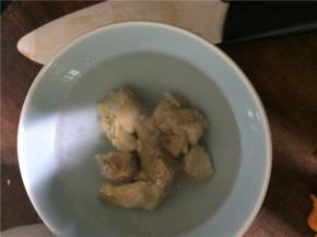将清汤排骨肉块放入碗中，并且成小块。