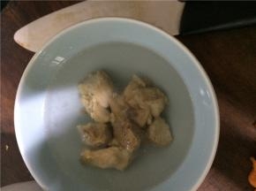 将清汤排骨肉块放入碗中，并且成小块。