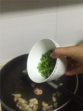加入蒜苔丁，翻炒