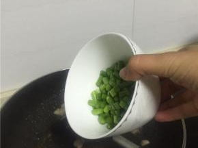加入蒜苔丁，翻炒