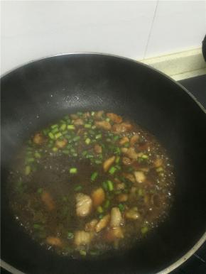 加入少量水，依次加入鲜酱油、料酒和少许盐，翻炒1-2分钟