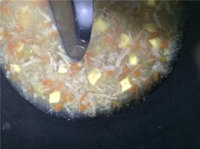 一切入锅中，大火煮开，加入水淀粉，勾芡，撒入食盐，关火。如图