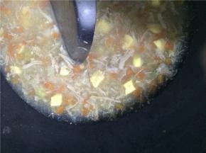 一切入锅中，大火煮开，加入水淀粉，勾芡，撒入食盐，关火。如图