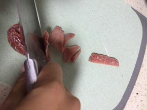 将肉切小条