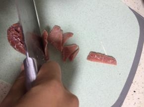 将肉切小条