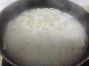 待锅内水煮沸，加入面条，煮熟约5分钟