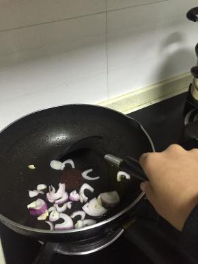 锅里倒入橄榄油，加热，放入洋葱爆香