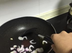 锅里倒入橄榄油，加热，放入洋葱爆香