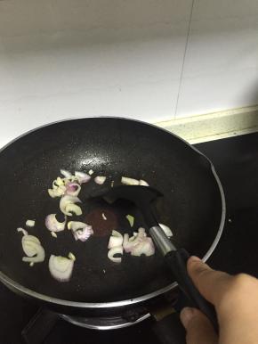 加入猪肉片翻炒2-3分钟，至变色