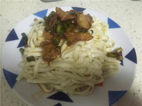 浇上炒好的菜，加入少量醋，拌匀即可