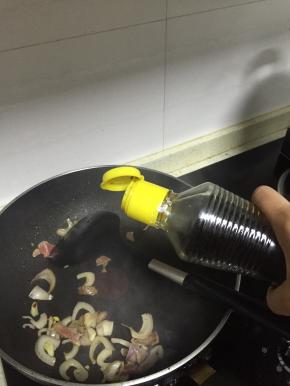 待变色后，加入鲜酱油、料酒和少许盐，翻炒1-2分钟