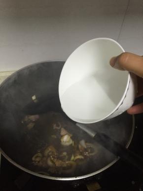 加入水少量，翻炒均匀，2-3分钟