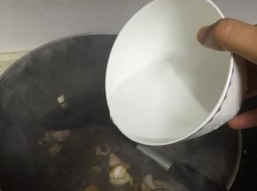 加入水少量，翻炒均匀，2-3分钟