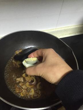 加入切好的熟鸡蛋，炒匀