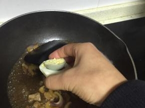 加入切好的熟鸡蛋，炒匀