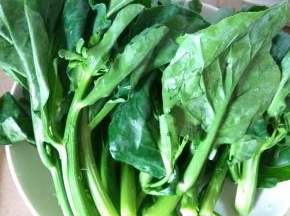 先把洗好的芥兰放盘子里，每根的长度差不多