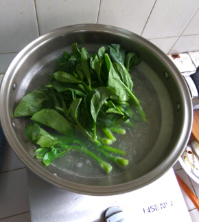 用烧水壶接1壶水煮开，然后倒进锅里，等锅里的水开了，放少许油，放少许盐，关火。把芥兰放进锅里，先把芥兰的头放进去，然后再放叶子，等全部放进锅里的时候，把锅盖盖上。