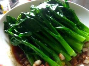 等20秒，把芥兰捞上来摆盘子，再把爆炒好的蒜和油淋上去就可以了