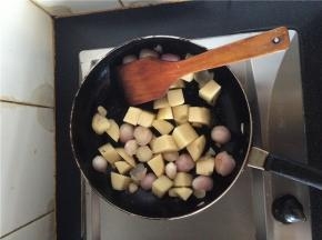 土豆切块，与洋葱、苹果一起入锅加油煎炒