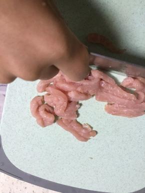 准备好猪肉，用水清洗干净，切成肉末