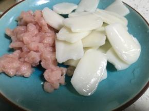 把年糕切片，也可以直接买片状年糕