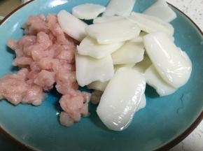 把年糕切片，也可以直接买片状年糕