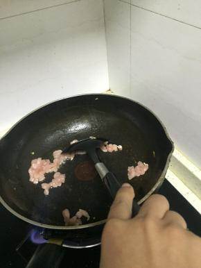锅里倒入橄榄油，加热，倒入肉末翻炒