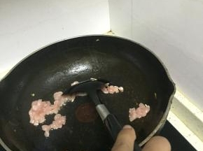 锅里倒入橄榄油，加热，倒入肉末翻炒
