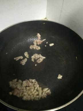 待肉末变色后，加入少量盐和鲜酱油，翻炒1-2分钟