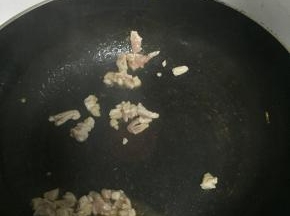 待肉末变色后，加入少量盐和鲜酱油，翻炒1-2分钟